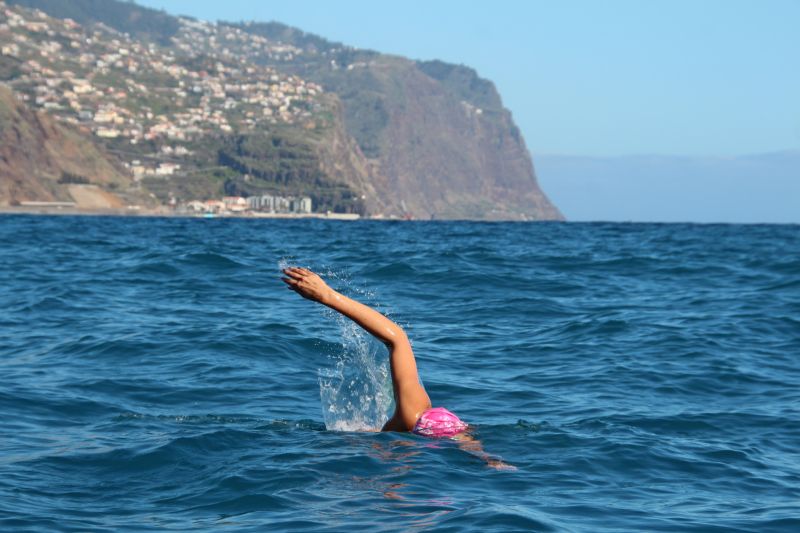 Datei:Swimming in the exuberance of Madeira Island.jpg